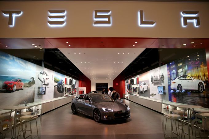Tesla ���������� ������ � ������